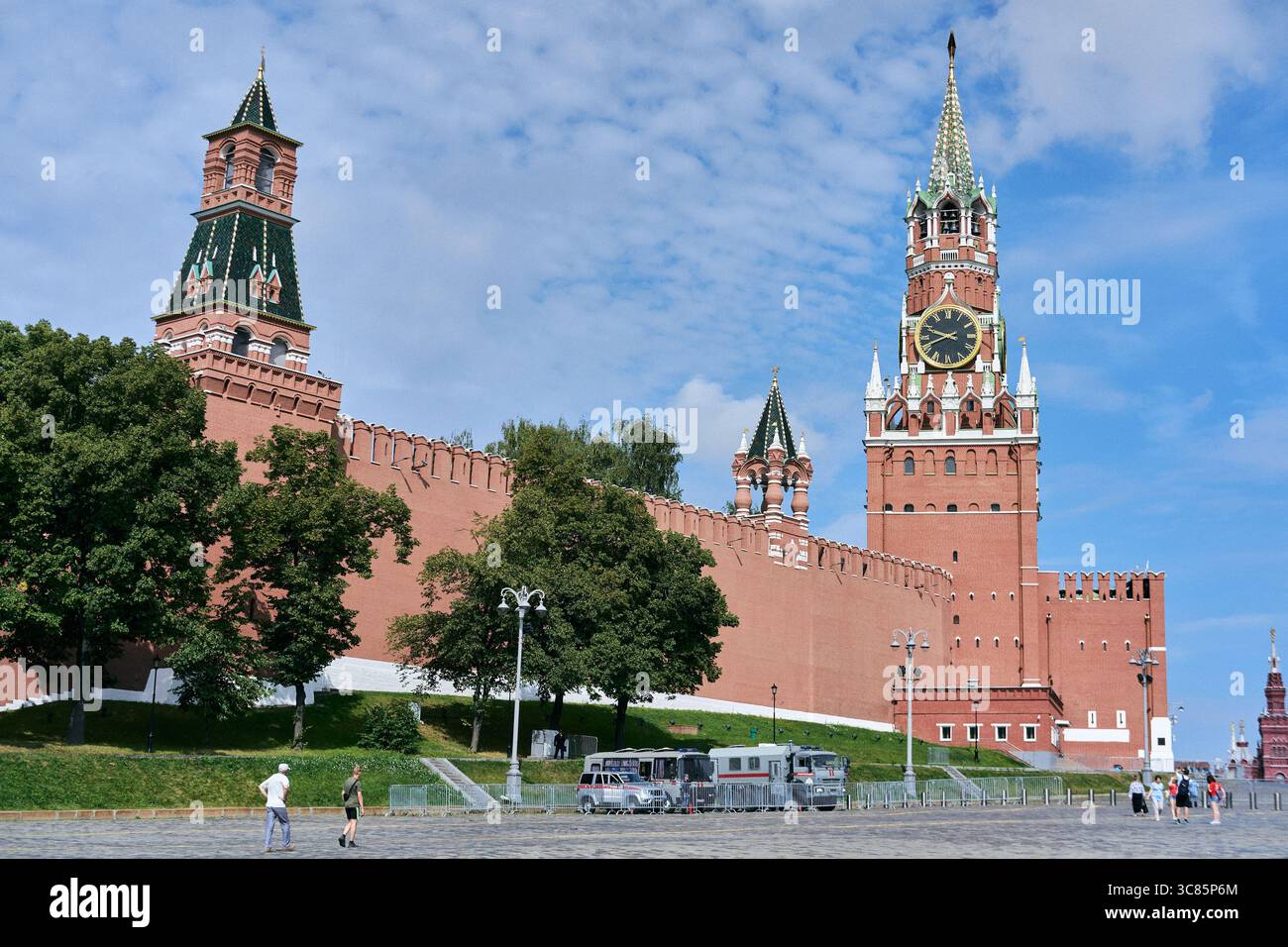 Moscou, Russie - 17 juillet 2025 : la Tour Spasskaya et le mur du Kremlin avec des toits verts et des arbres lors d'un jour ensoleillé à Moscou Banque D'Images