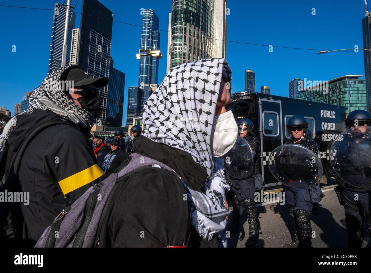 Des manifestants pro-palestiniens affrontent la police sur le pont de King Street, Melbourne, Victoria, Australie. Banque D'Images
