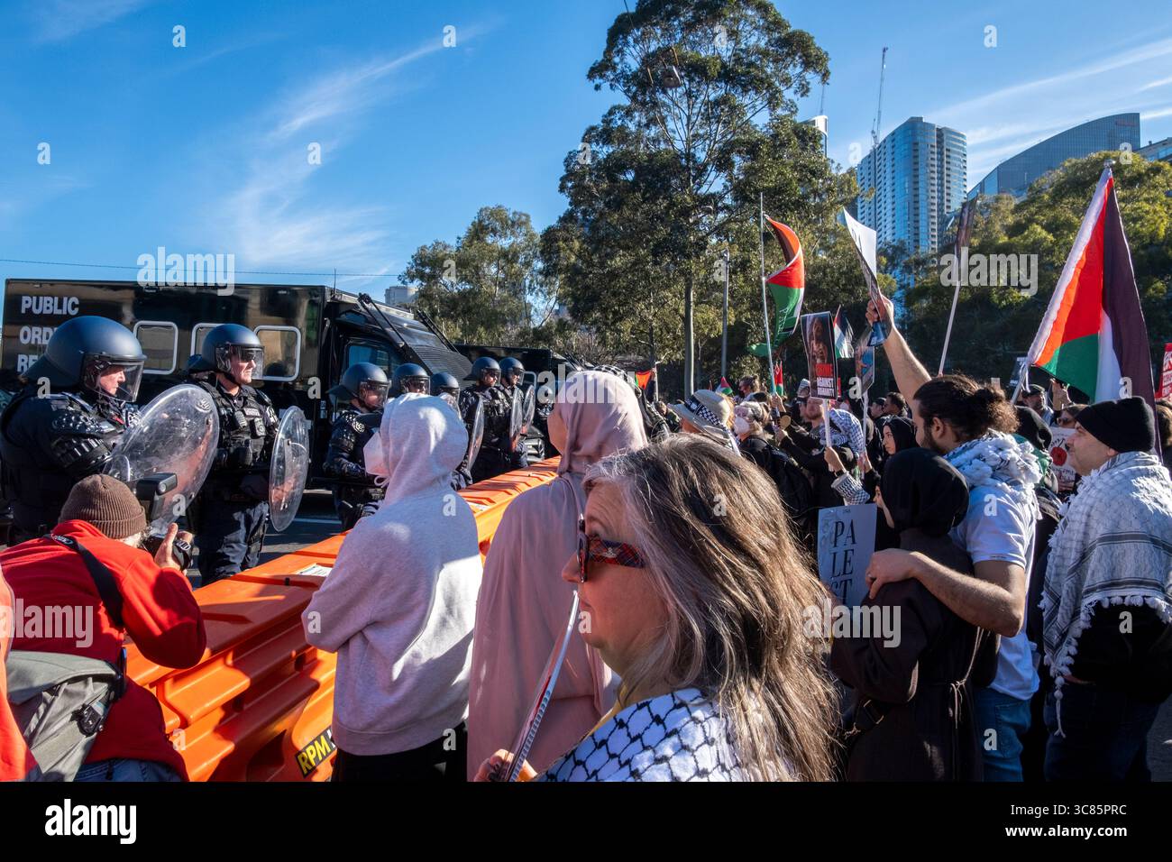 Des manifestants pro-palestiniens affrontent la police sur le pont de King Street, Melbourne, Victoria, Australie. Banque D'Images