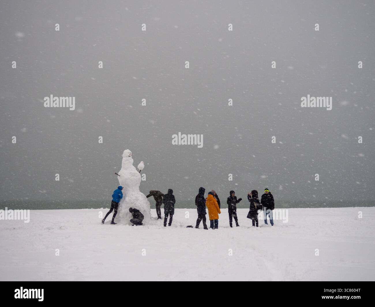 Batumi, Géorgie. 02..21,2025 les gens s'amusent dans la neige sous les tropiques. Faire un bonhomme de neige. Chutes de neige. Mauvais temps soudain sur la côte de la mer Noire Banque D'Images