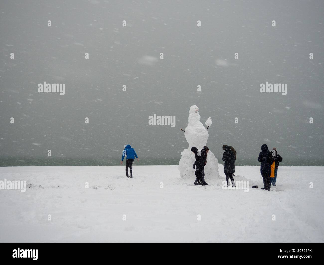 Batumi, Géorgie. 02..21,2025 les gens s'amusent dans la neige sous les tropiques. Faire un bonhomme de neige. Chutes de neige. Mauvais temps soudain sur la côte de la mer Noire Banque D'Images