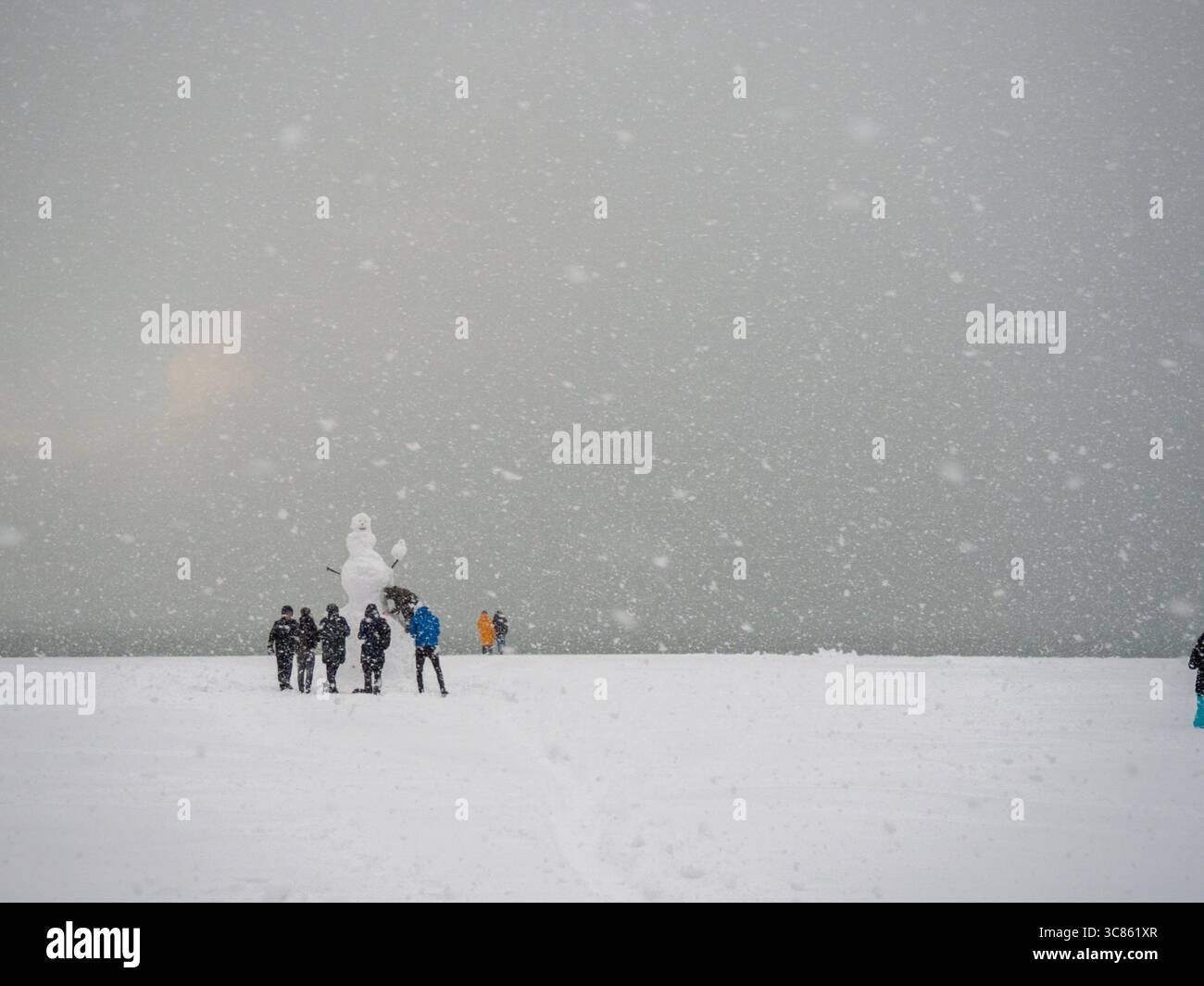 Les gens s'amusent dans la neige sous les tropiques. Faire un bonhomme de neige. Chutes de neige. Mauvais temps soudain sur la côte de la mer Noire Banque D'Images