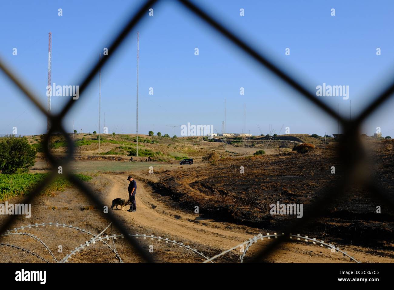 Niscemi, Sicile – 2 août 2025. Manifestation contre le système de communication par satellite MUOS militaire américain basé à l'intérieur de la réserve naturelle de Sughereta à Niscemi. Des centaines de militants du No MUOS se sont rassemblés près du site pour protester contre la présence continue de l'infrastructure militaire américaine sur le territoire sicilien. La manifestation a comporté des discours et une Assemblée en plein air où les participants se sont assis sur la route pour écouter et discuter des propositions. Une forte présence des jeunes et plusieurs organisations environnementales et pacifistes y ont participé. Crédit : Alessio Tricani/Alamy Live News Banque D'Images