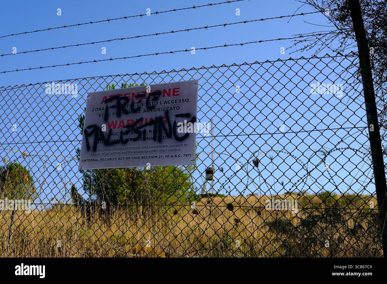 Niscemi, Sicile – 2 août 2025. Manifestation contre le système de communication par satellite MUOS militaire américain basé à l'intérieur de la réserve naturelle de Sughereta à Niscemi. Des centaines de militants du No MUOS se sont rassemblés près du site pour protester contre la présence continue de l'infrastructure militaire américaine sur le territoire sicilien. La manifestation a comporté des discours et une Assemblée en plein air où les participants se sont assis sur la route pour écouter et discuter des propositions. Une forte présence des jeunes et plusieurs organisations environnementales et pacifistes y ont participé. Crédit : Alessio Tricani/Alamy Live News Banque D'Images