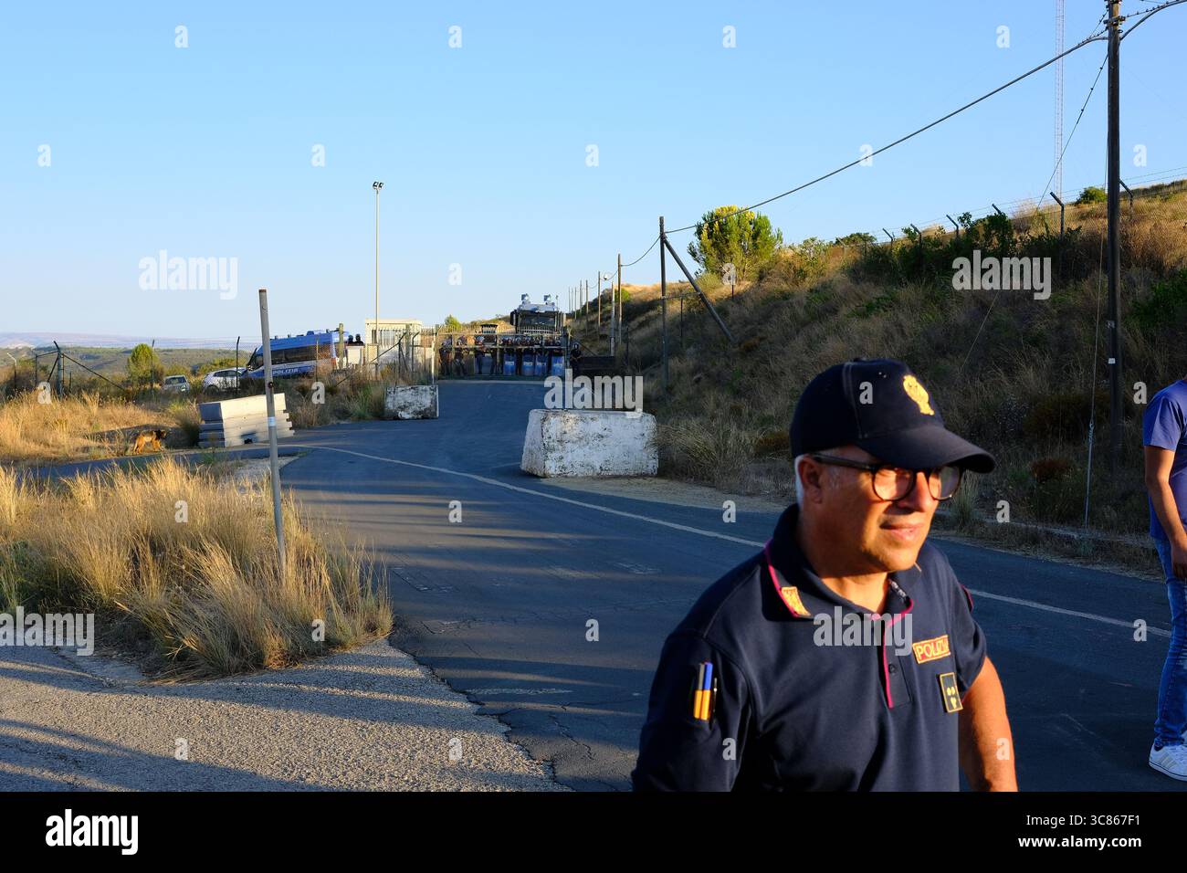 Niscemi, Sicile – 2 août 2025. Manifestation contre le système de communication par satellite MUOS militaire américain basé à l'intérieur de la réserve naturelle de Sughereta à Niscemi. Des centaines de militants du No MUOS se sont rassemblés près du site pour protester contre la présence continue de l'infrastructure militaire américaine sur le territoire sicilien. La manifestation a comporté des discours et une Assemblée en plein air où les participants se sont assis sur la route pour écouter et discuter des propositions. Une forte présence des jeunes et plusieurs organisations environnementales et pacifistes y ont participé. Crédit : Alessio Tricani/Alamy Live News Banque D'Images
