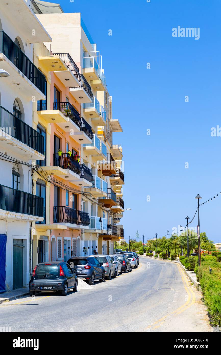 Immeubles d'appartements en bord de mer à Marsalforn, Gozo, Malte Banque D'Images