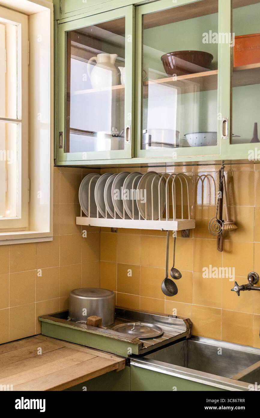 Reconstruction de la cuisine moderniste de Francfort par Margarete Schütte-Lihotzky, V&A East Storehouse Museum, Stratford, Londres, Angleterre Banque D'Images