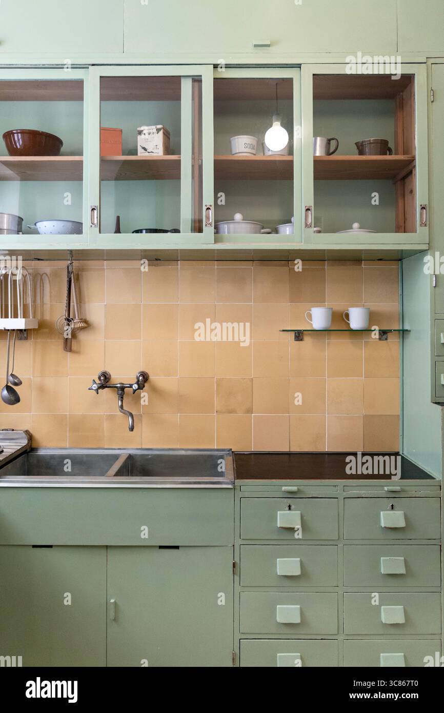 Reconstruction de la cuisine moderniste de Francfort par Margarete Schütte-Lihotzky, V&A East Storehouse Museum, Stratford, Londres, Angleterre Banque D'Images