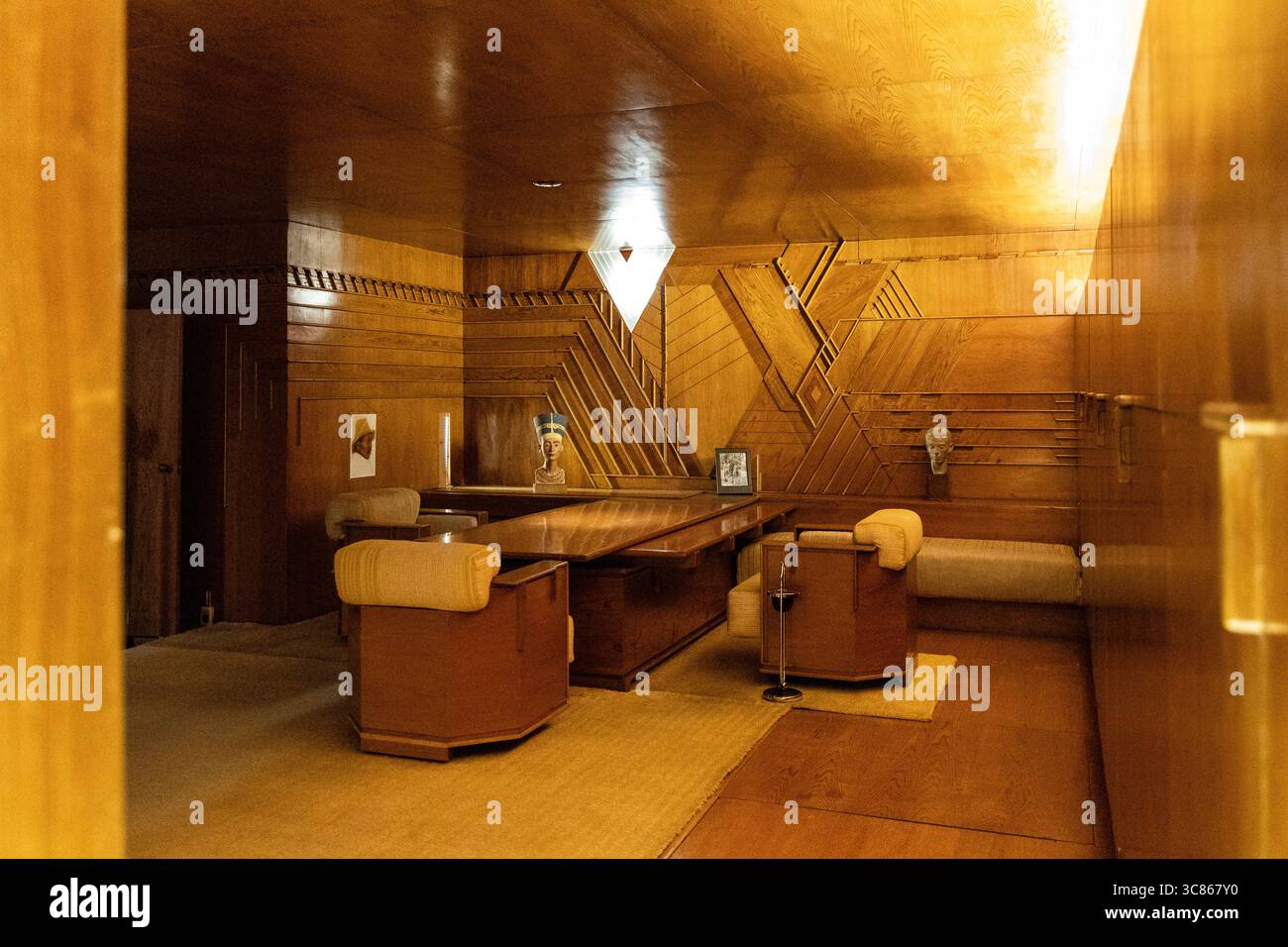 Intérieur du bureau Kaufmann de 1937 par Frank Lloyd Wright, V&A East Storehouse Museum, Stratford, Londres, Angleterre Banque D'Images