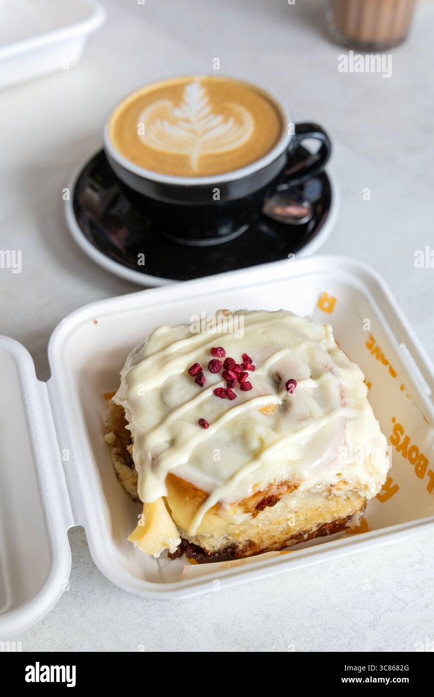Rouleau à la cannelle au chocolat blanc framboise et café, résidence Roll Boys à Saint Espresso Hackney, Londres, Angleterre Banque D'Images Rouleau à la cannelle au chocolat blanc framboise et café, résidence Roll Boys à Saint Espresso Hackney, Londres, Angleterre Banque D'Images