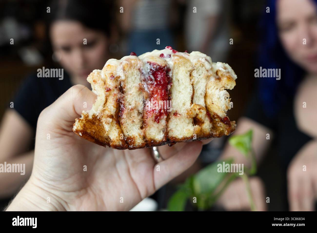 Rouleau de cannelle au chocolat blanc framboise nappé de glaçage au fromage à la crème à la vanille malgache, résidence Roll Boys à Saint Espresso Hackney, Londres, E. Banque D'Images Rouleau de cannelle au chocolat blanc framboise nappé de glaçage au fromage à la crème à la vanille malgache, résidence Roll Boys à Saint Espresso Hackney, Londres, E. Banque D'Images