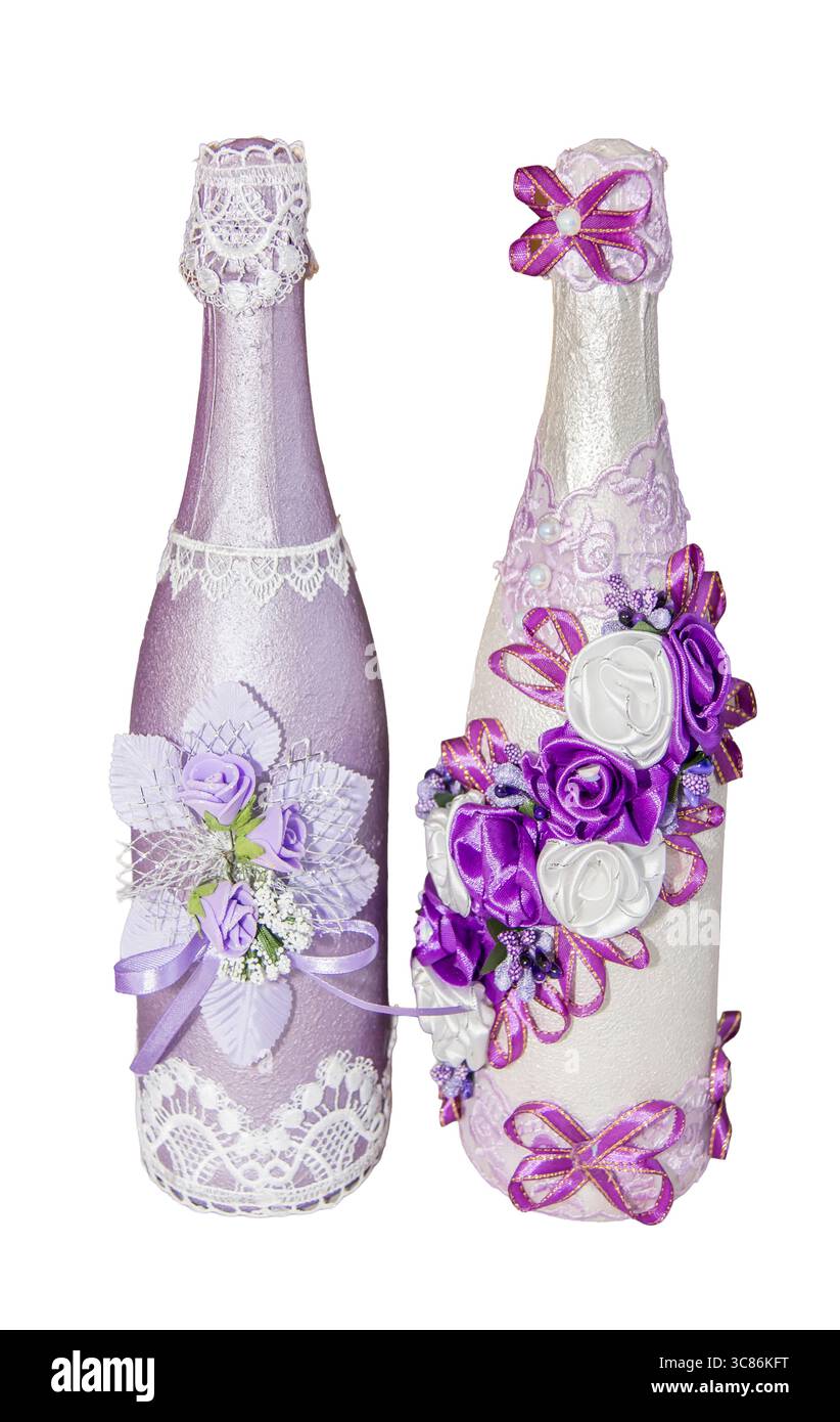 Deux bouteilles de vin magnifiquement décorées présentent des motifs complexes avec des accents de dentelle et de fleurs dans des tons violets. Parfait pour les cadeaux ou élégant Banque D'Images