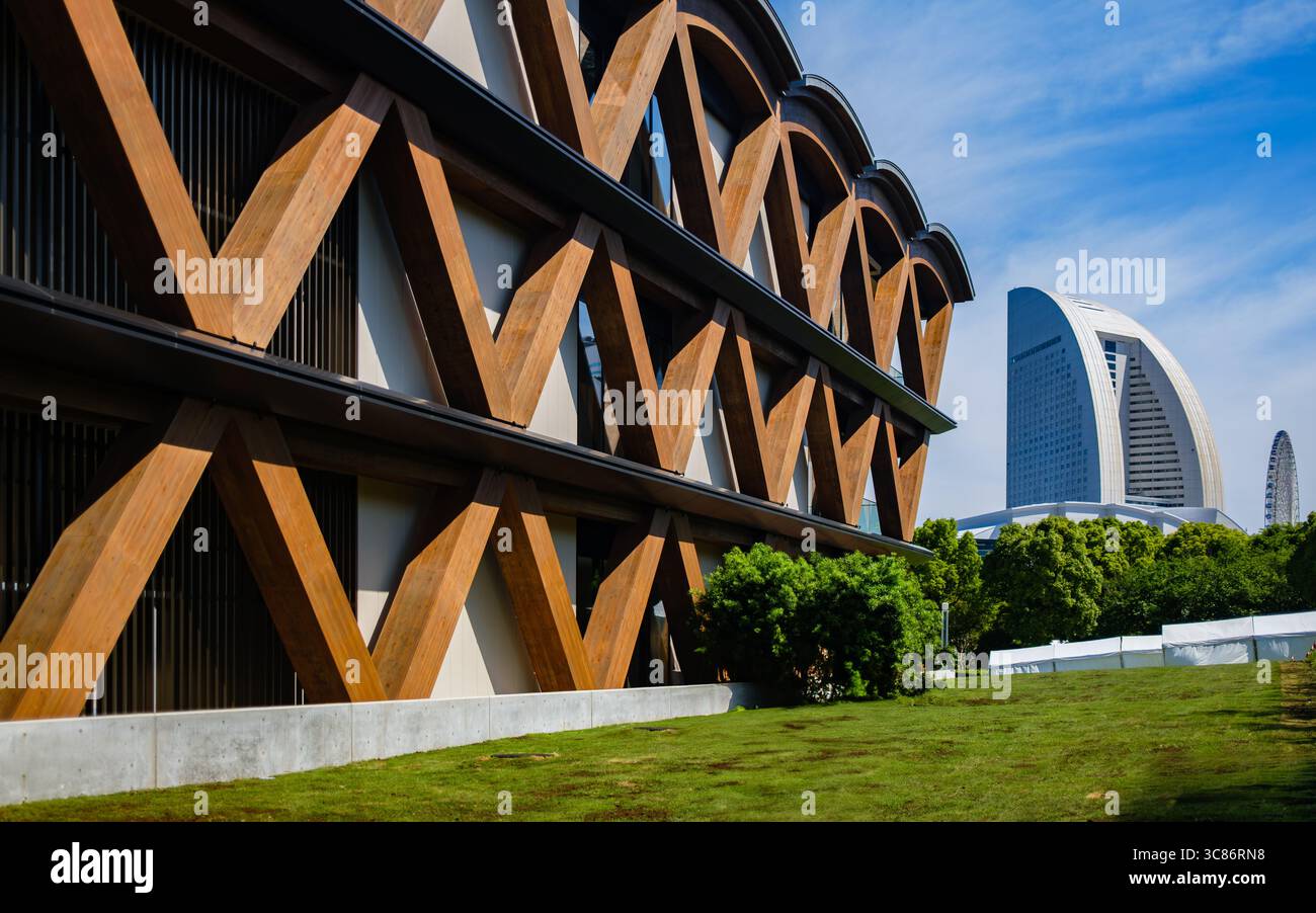 L’architecture moderne en bois du « Yokohama Timber Wharf » à Yokohama contraste avec la conception courbée en béton et verre de l’InterContinental Yokohama Grand Banque D'Images