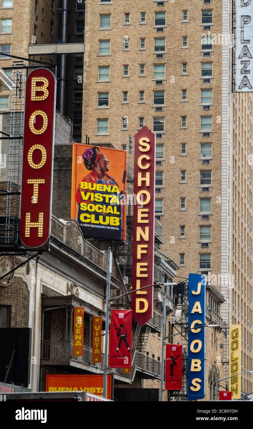 Schoenfeld Theater à Times Square publicité 'Buena Vista social Club', New York City, États-Unis 2025 Banque D'Images