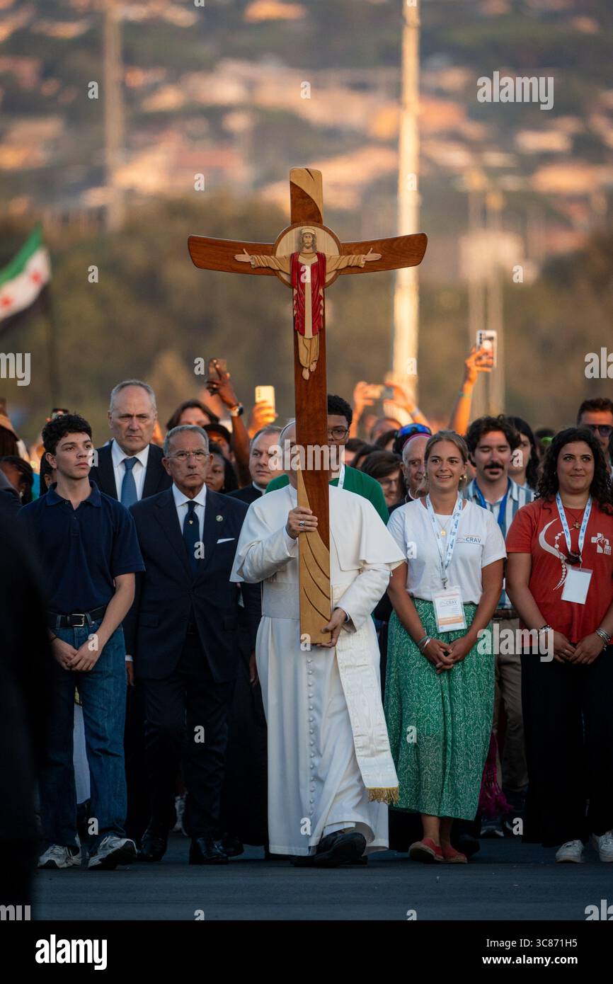Rome, Italie, le 2 août 2025. Le Pape Léon XIV arrive pour présider la veillée de prière avec les jeunes participant au Jubilé des jeunes, portant avec eux la Croix du Jubilé, au camp de Tor Vergata. Crédits : Stefano Costantino TTL / POOL / Alamy Live News Banque D'Images