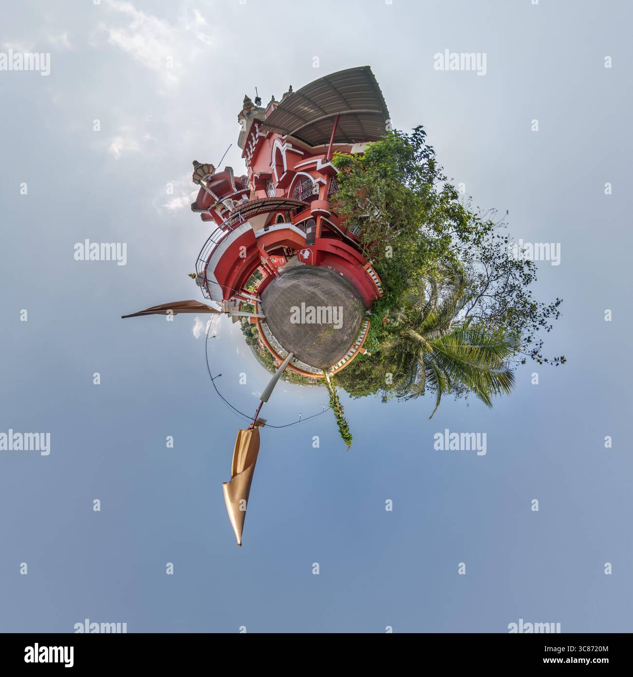 Petite planète avec temple hindu maruti de la déesse des singes hanuman dans la jungle dans le village tropique indien sur la petite planète dans le ciel bleu, transformation de sphérique Banque D'Images