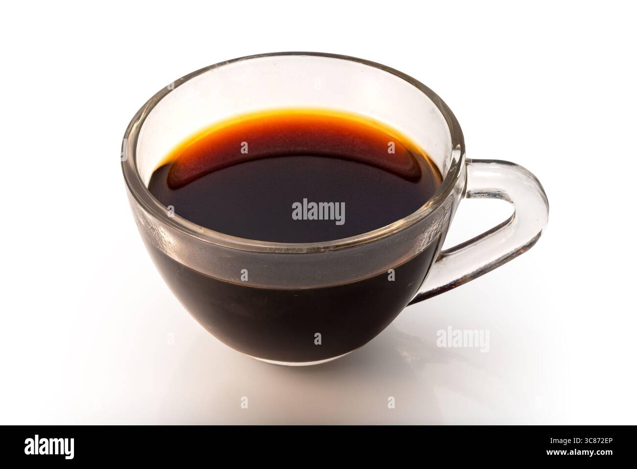 Café dans une tasse en verre isolé sur blanc avec chemin de détourage inclus Banque D'Images