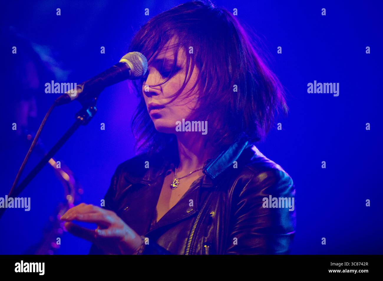 WESLEY GONZALEZ, GROUPE LIVE, 2016 : Wesley Gonzalez joue The Walled Garden Stage au Green Man Festival 2016. Brecon, pays de Galles, Royaume-Uni, 18 août 2016. Photo : Rob Watkins/Alamy Live News. INFO : Wesley Gonzalez est un auteur-compositeur-interprète britannique connu pour son mélange distinctif de pop indie, soul et des sons inspirés des années 1970. Anciennement leader du groupe londonien Let's Wrestle, il se lance dans une carrière solo après la dissolution du groupe en 2015. Le travail de Gonzalez se caractérise par son esprit, sa vulnérabilité et sa volonté de repousser les limites créatives. Banque D'Images