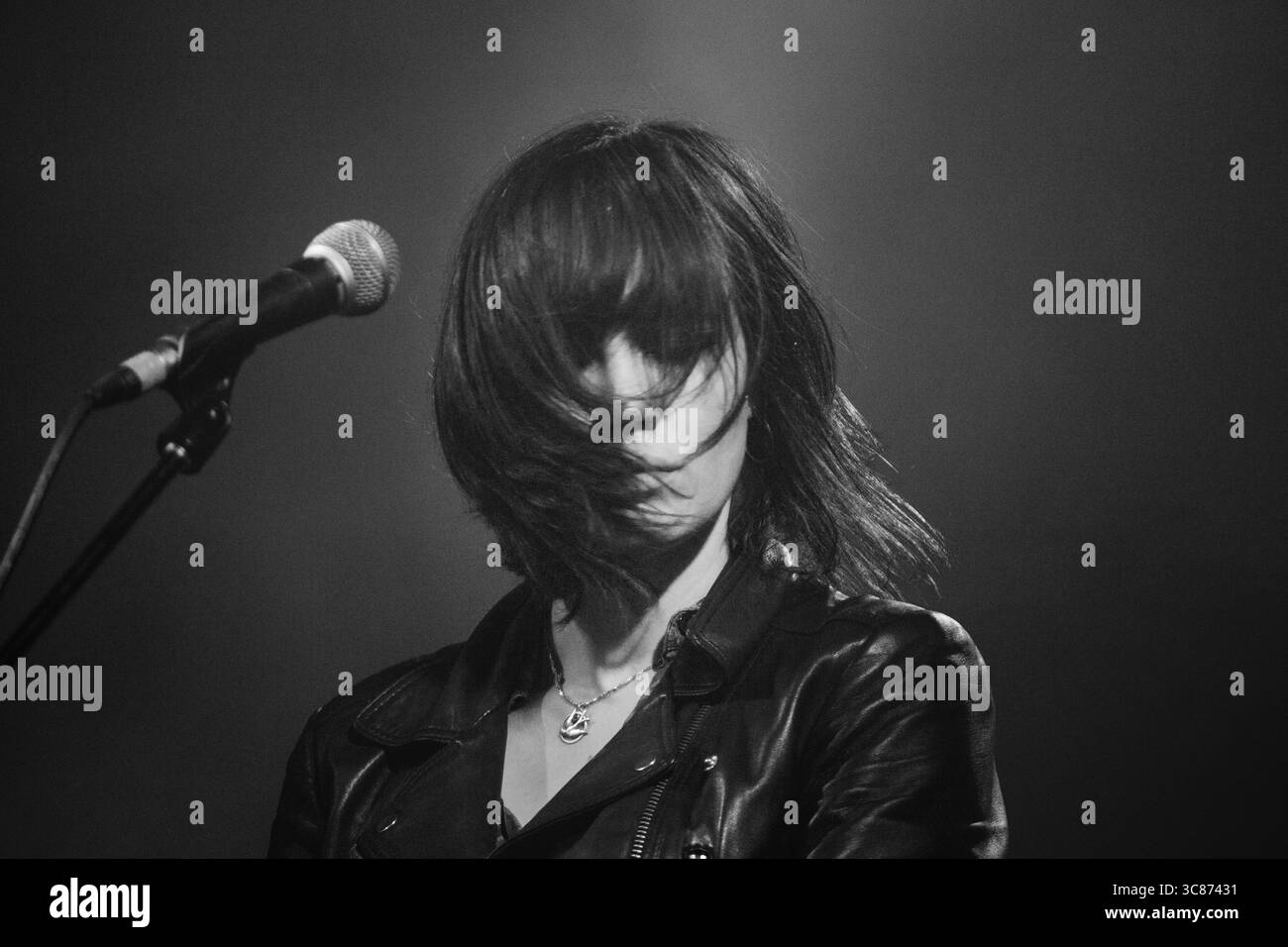 WESLEY GONZALEZ, GROUPE LIVE, 2016 : Wesley Gonzalez joue The Walled Garden Stage au Green Man Festival 2016. Brecon, pays de Galles, Royaume-Uni, 18 août 2016. Photo : Rob Watkins/Alamy Live News. INFO : Wesley Gonzalez est un auteur-compositeur-interprète britannique connu pour son mélange distinctif de pop indie, soul et des sons inspirés des années 1970. Anciennement leader du groupe londonien Let's Wrestle, il se lance dans une carrière solo après la dissolution du groupe en 2015. Le travail de Gonzalez se caractérise par son esprit, sa vulnérabilité et sa volonté de repousser les limites créatives. Banque D'Images