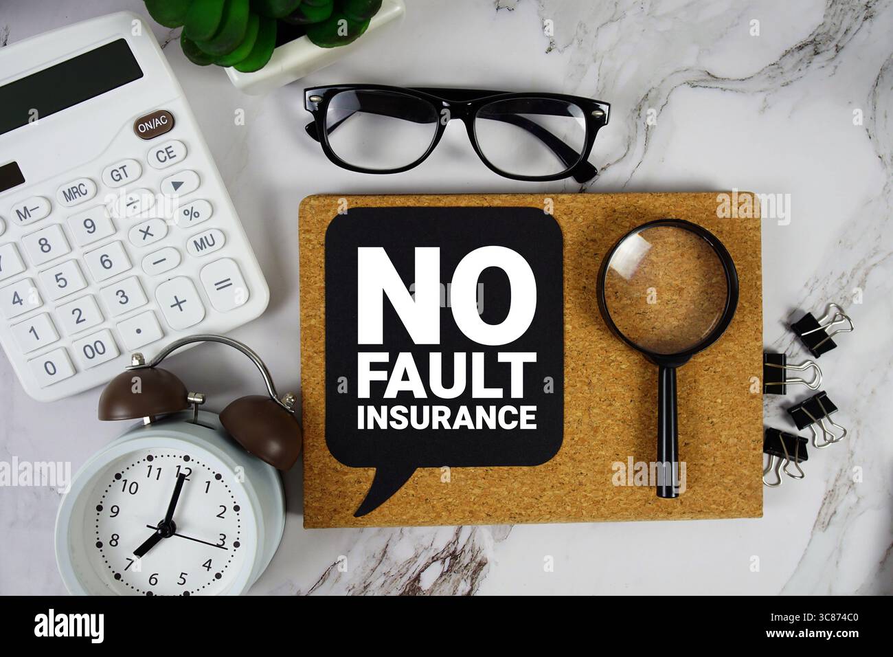 Texte d'assurance sans faute avec calculatrice, réveil et loupe sur fond de marbre Banque D'Images