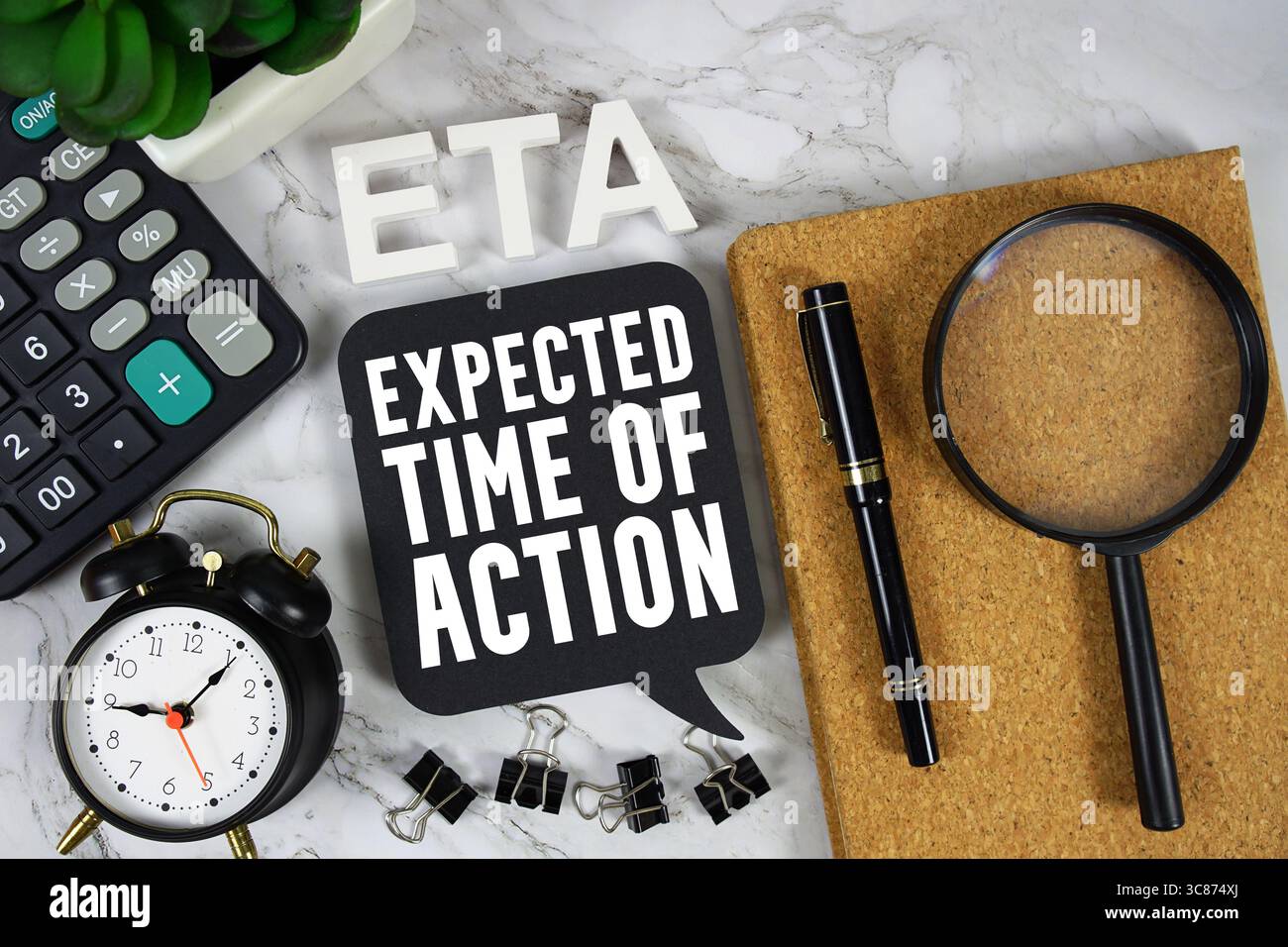 ETA temps prévu d'action texte avec calculatrice, réveil et loupe sur fond de marbre Banque D'Images