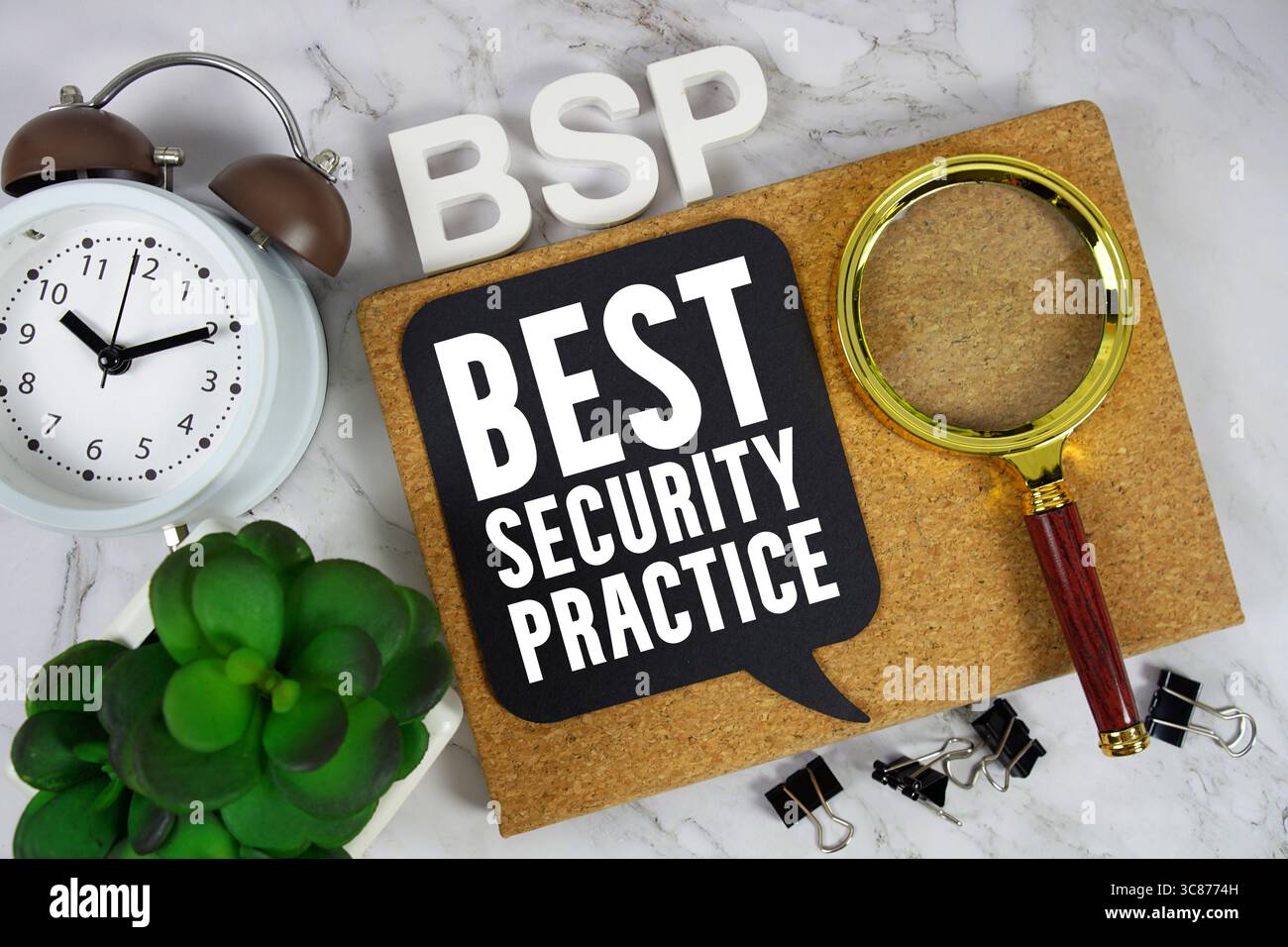 BSP Best Security Practice texte avec réveil et loupe sur fond marbre Banque D'Images