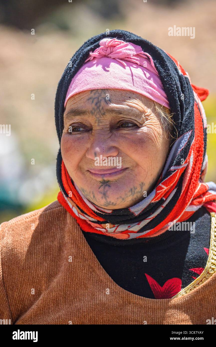 Femme berbère en robe traditionnelle, Tiguelmamine, Fès-Meknès, Maroc Banque D'Images