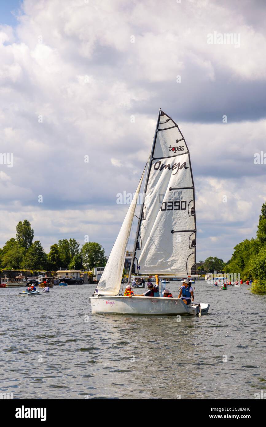 Les gens naviguant sur un canot sur la Tamise autour de Kingston upon Thames, Londres, Angleterre Banque D'Images