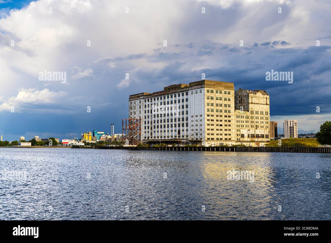 Moulin à farine abandonné du 20e siècle Millennium Mills à Silvertown, Londres, Angleterre Banque D'Images
