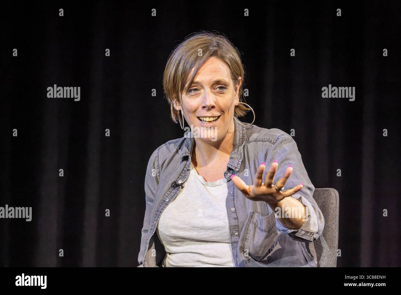 Édimbourg, Royaume-Uni. 02 août 2025 photo : la sous-secrétaire d'État parlementaire à la protection et à la violence à l'égard des femmes et des filles, Jess Phillips, députée, est interviewée par le présentateur de LBC, Iain Dale, au Festival d'Édimbourg. Crédit : Rich Dyson/Alamy Live News Banque D'Images