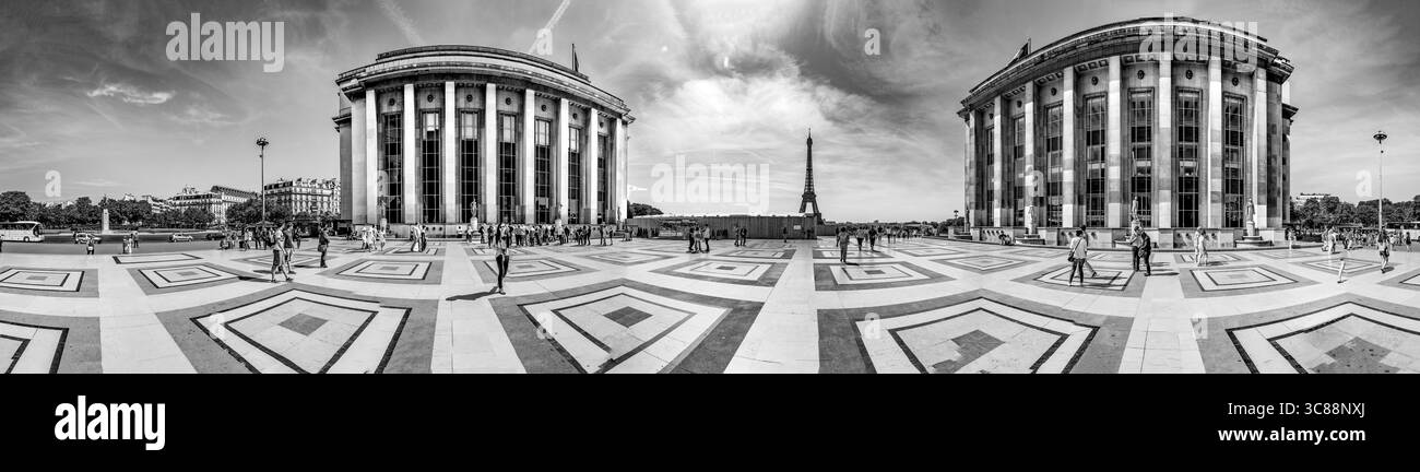 Paris, France - 13 juin 2015 : Palais de Chaillot, statues d'or et tour Eiffel en arrière-plan - touristes et Parisiens marchant sur l'esplanade Banque D'Images