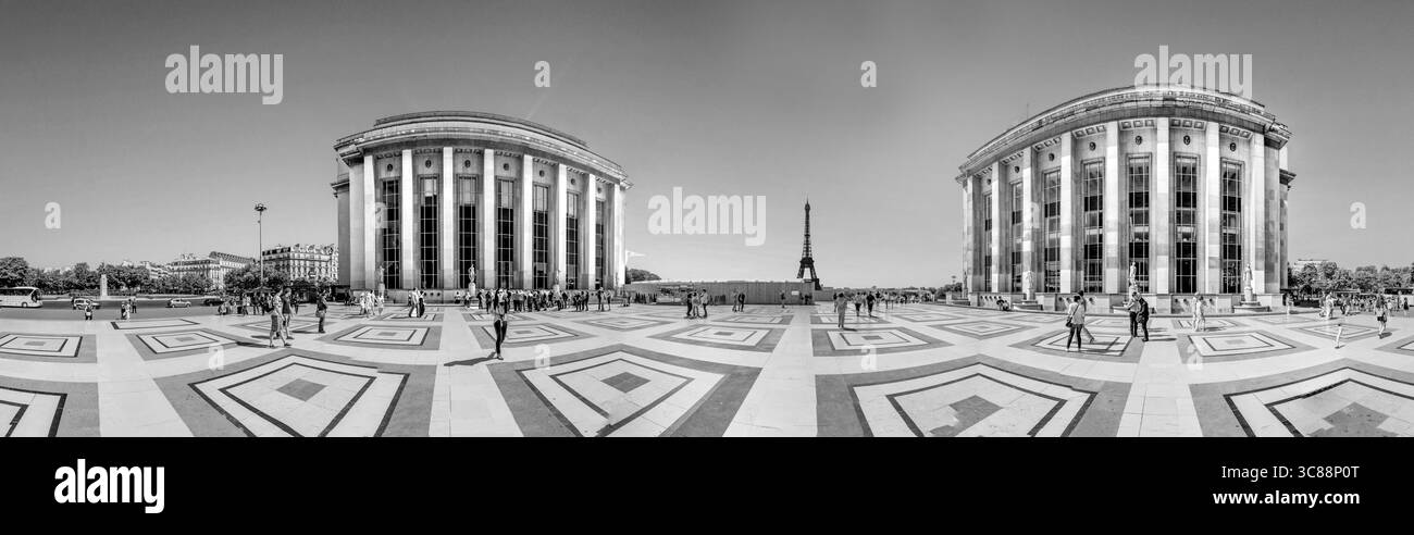 Paris, France - 13 juin 2015 : Palais de Chaillot, statues d'or et tour Eiffel en arrière-plan - touristes et Parisiens marchant sur l'esplanade Banque D'Images