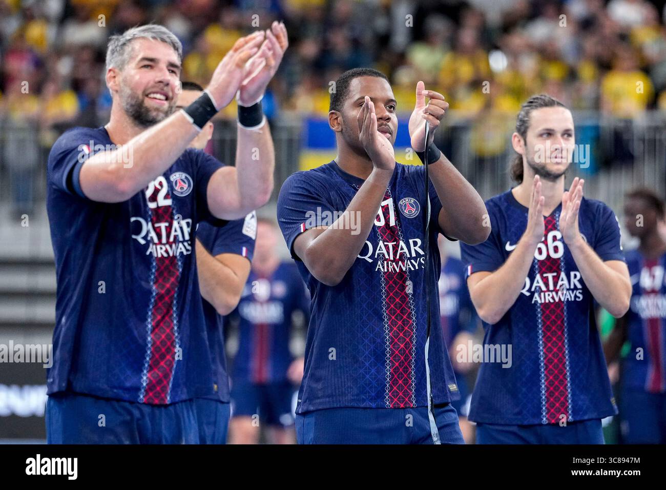 Heidelberg, Allemagne. 03 août 2025. v.Li. : Luka Karabatic (PSG, 22), Gautier Loredon (PSG, 97), Noah Gaudin (PSG, 66), Spieler von Paris Saint-Germain (PSG Handball), Jubel nach dem Schlusspfiff, Freude über den SIEG, Sieger, Gewinner, jubelt, jubeln, fröhlich, positiv, freut sich, freuen, optimistisch, Highlight, action, Aktion, 03.08.2025, Heidelberg (Allemagne), handball, Paris Saint-Germain Allemagne Tour, PSG Handball - Rhein-Neckar Löwen crédit : dpa/Alamy Live News Banque D'Images
