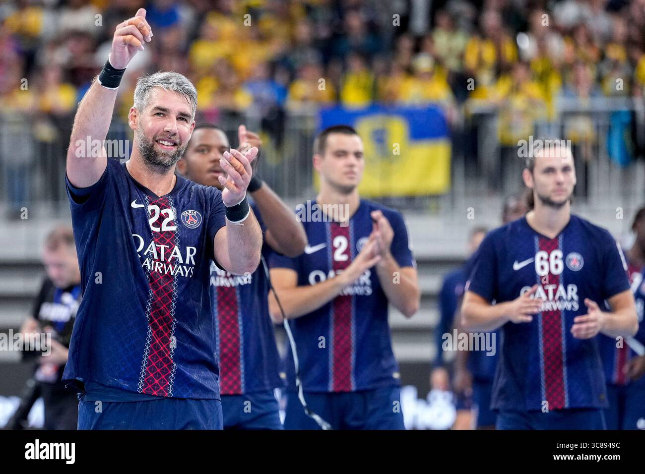 Heidelberg, Allemagne. 03 août 2025. Spieler von Paris Saint-Germain (PSG Handball), vorne mit Luka Karabatic (PSG, 22), Jubel nach dem Schlusspfiff, Freude über den SIEG, Sieger, Gewinner, jubelt, jubeln, fröhlich, positiv, freut sich, freuen, optimistisch, Highlight, action, Aktion, 03.08.2025, Heidelberg (Allemagne), handball, Paris Saint-Germain Allemagne Tour, PSG Handball - Rhein-Neckar Löwen crédit : dpa/Alamy Live News Banque D'Images