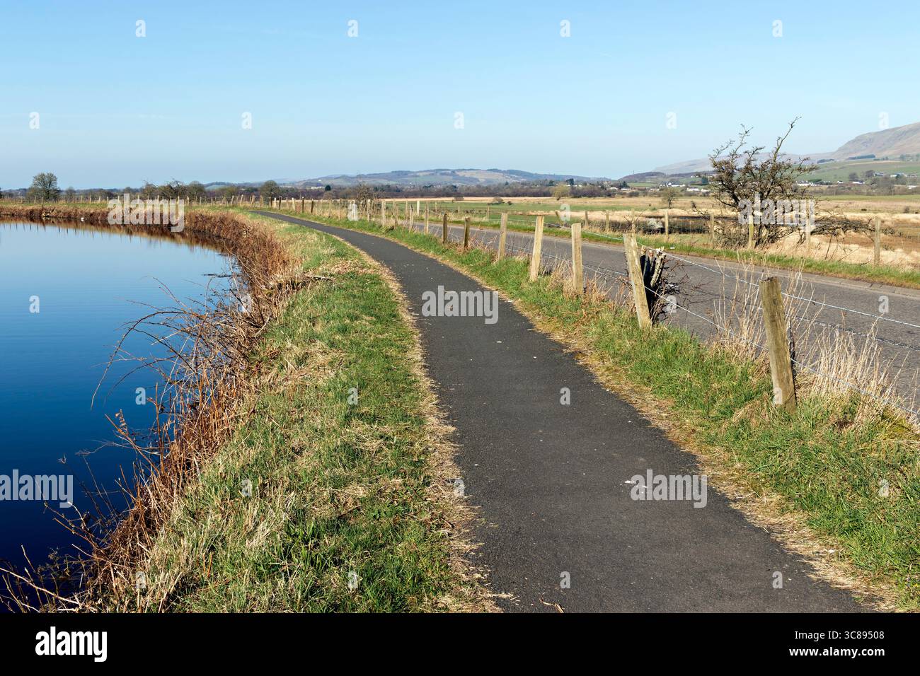 Vue sur les terres agricoles jusqu'aux collines Kilpatrick et Campsie depuis la John Muir Way sur le chemin de halage de Forth et Clyde canal près de Twechar, au centre de l'Écosse. Banque D'Images