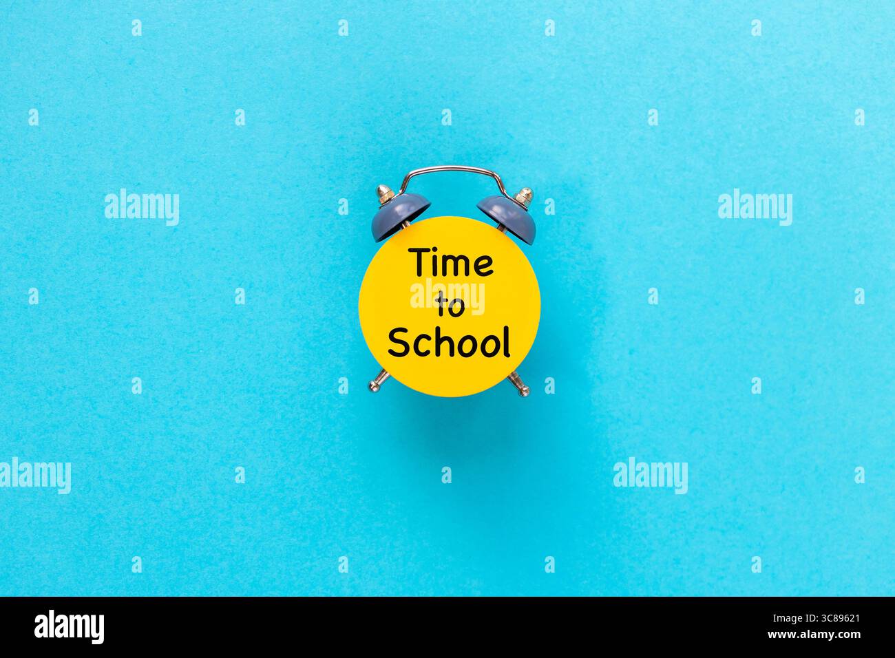 Il est temps d'aller à l'école. Mots conceptuels. Le début de l'année scolaire, le retour des élèves et la fin de la pause. Un réveil et les mots 'Time to SC Banque D'Images