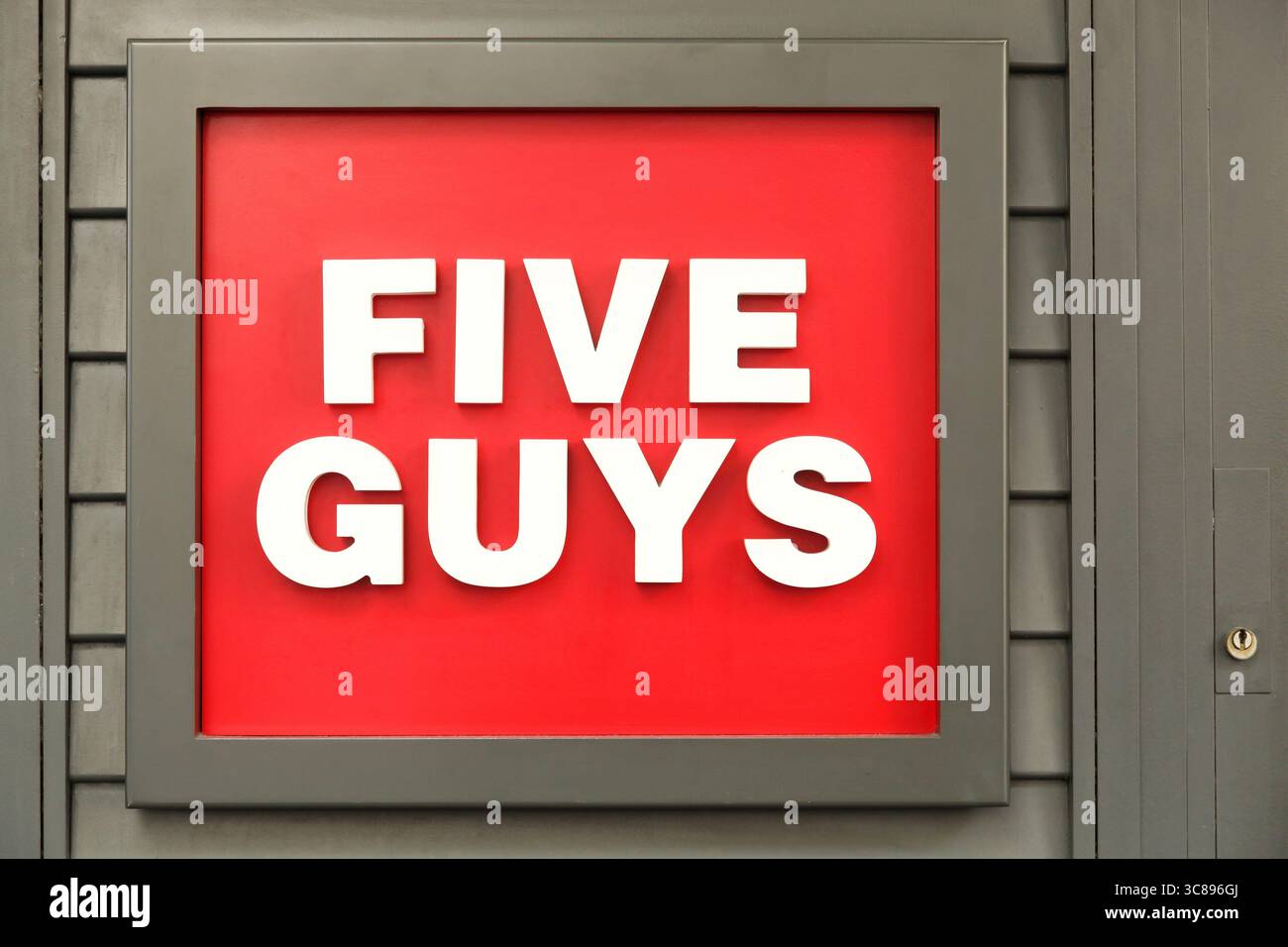 Logo Five Guys sur un mur. Five Guys est une chaîne de restauration rapide multinationale américaine spécialisée dans les hamburgers, les hot-dogs et les frites Banque D'Images