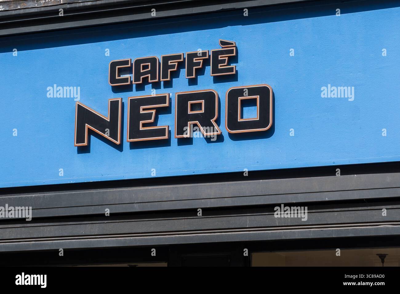 Shrewsbury, Shropshire, Royaume-Uni - 3 août 2025 : logo externe et signalisation de Caffe Nero, une chaîne de café basée au Royaume-Uni Banque D'Images