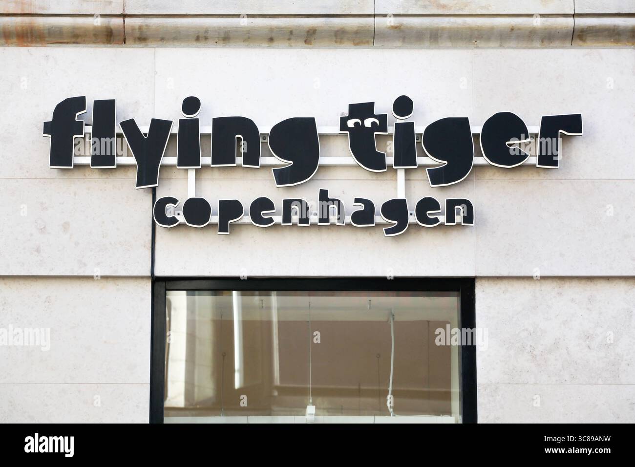 Logo Flying Tiger Copenhagen sur un mur. Flying Tiger Copenhagen est une chaîne de magasins de variétés danoise Banque D'Images