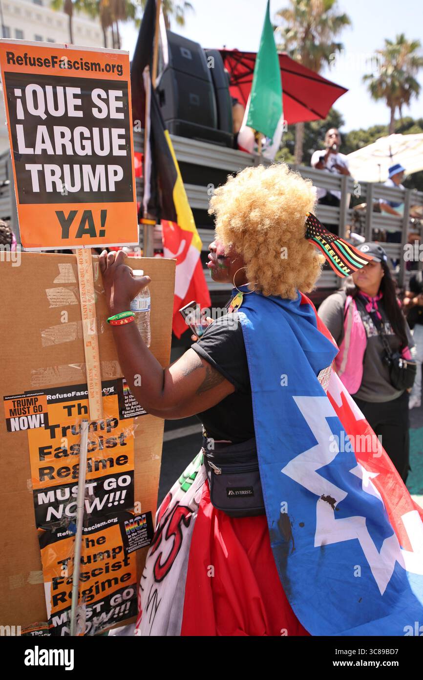Une manifestation de « rage contre le régime » dans le centre-ville de Los Angeles, Calif, le 2 août 2025. Photo de Raquel G. Frohlich. Banque D'Images