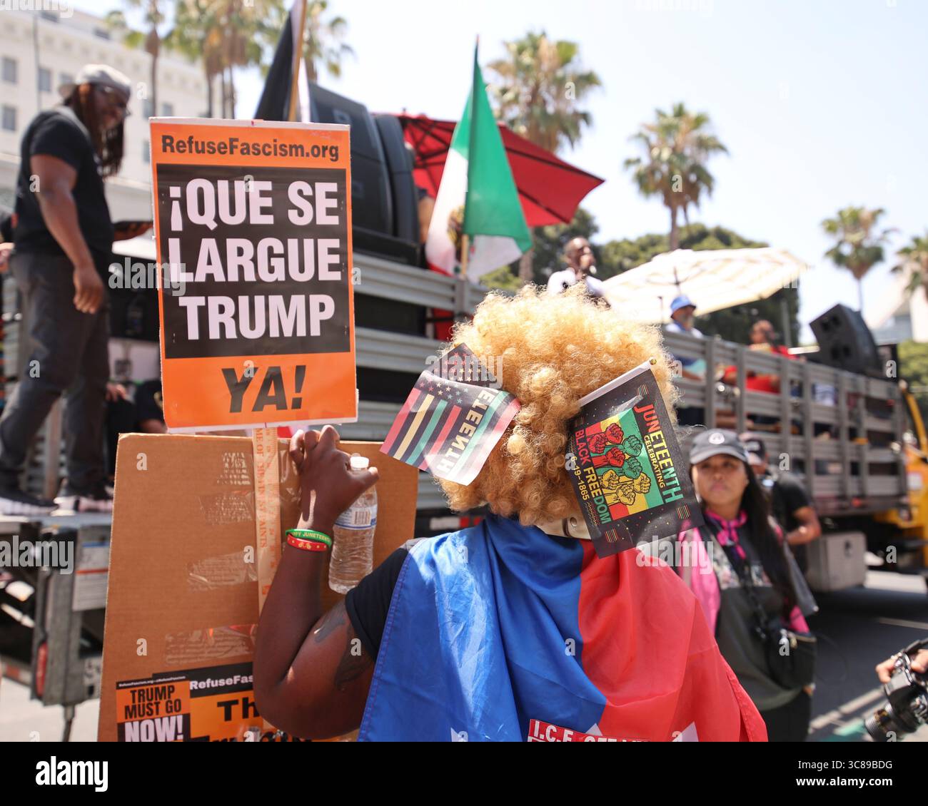 Une manifestation de « rage contre le régime » dans le centre-ville de Los Angeles, Calif, le 2 août 2025. Photo de Raquel G. Frohlich. Banque D'Images
