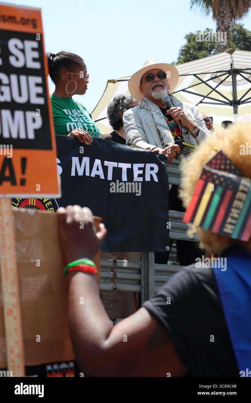 Baba Akili, activiste et leader du mouvement Black Lives Matter, prend la parole lors d’une manifestation de « rage contre le régime » dans le centre-ville de Los Angeles. Banque D'Images