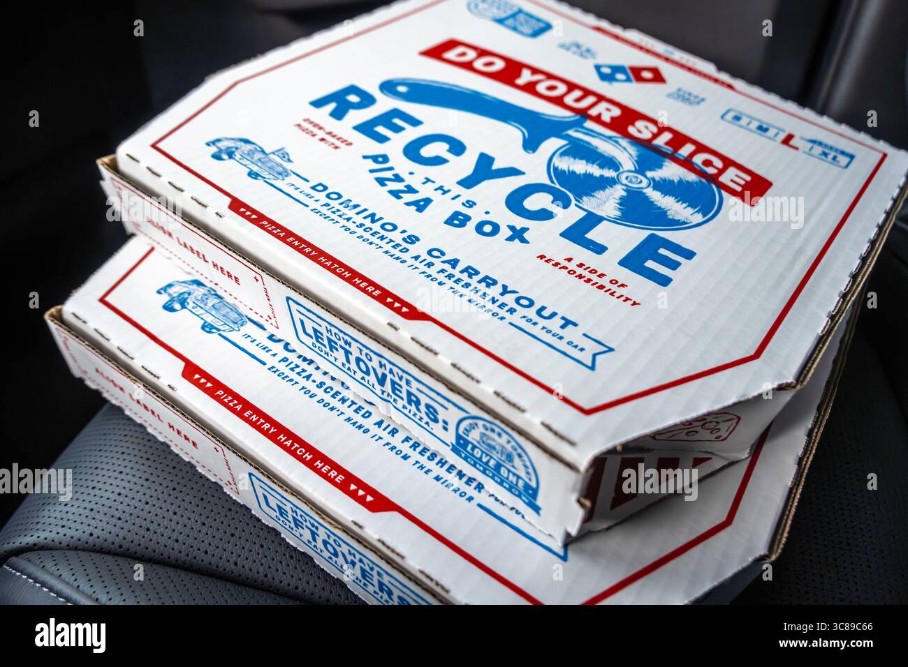 Domino's Pizza Carryout commander des boîtes à pizza auprès de Carside Delivery sur le siège passager avant d'un véhicule. (ÉTATS-UNIS) Banque D'Images