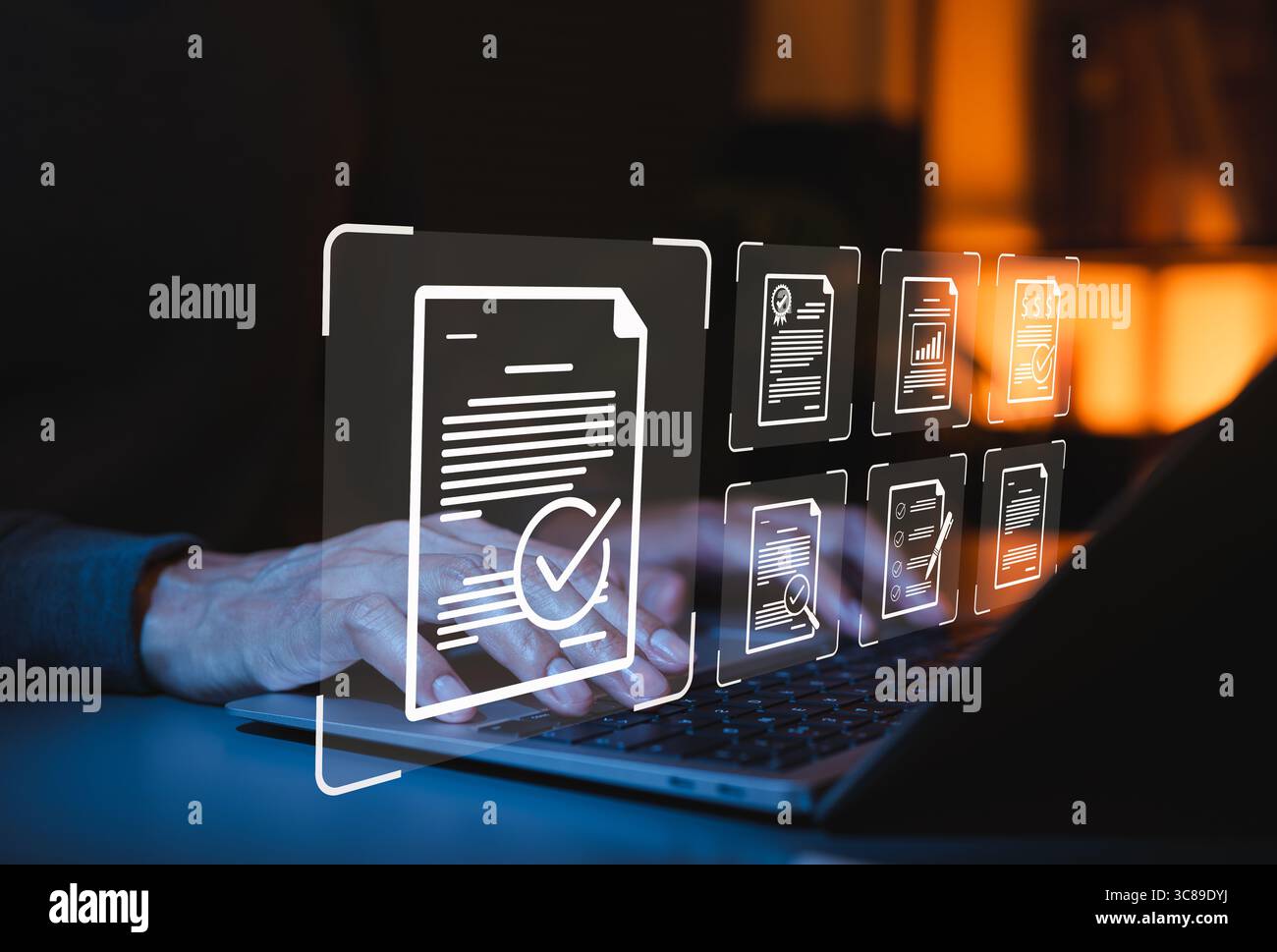 Concept de processus de révision et d'approbation des documents. Personne tapant sur l'ordinateur portable avec des icônes représentant la révision de document, l'approbation, les contrôles de qualité, la conformité, Banque D'Images