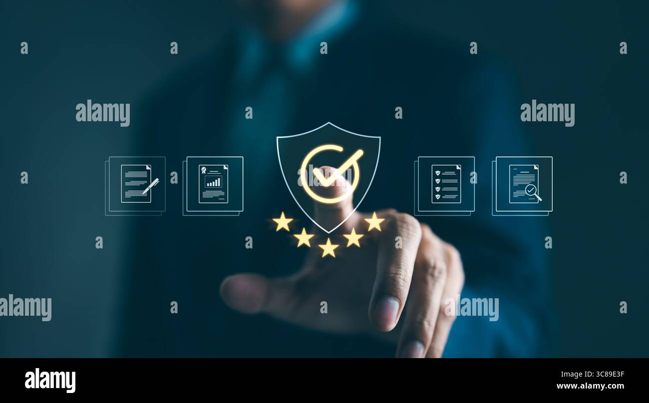 Homme d'affaires touchant la garantie d'assurance de certification de contrôle de qualité standard pour le processus d'automatisation. Gestion de la qualité avec assurance qualité, qua Banque D'Images