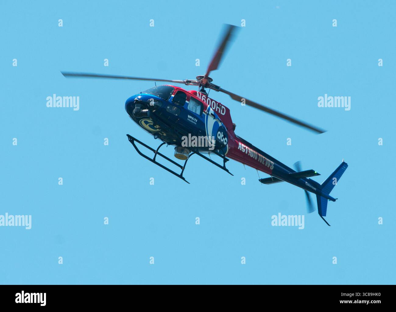 Chopper 6, l'hélicoptère de nouvelles de WPVI, survole la régate de l'Independence Day sur la rivière Schuylkill à Philadelphie. Banque D'Images