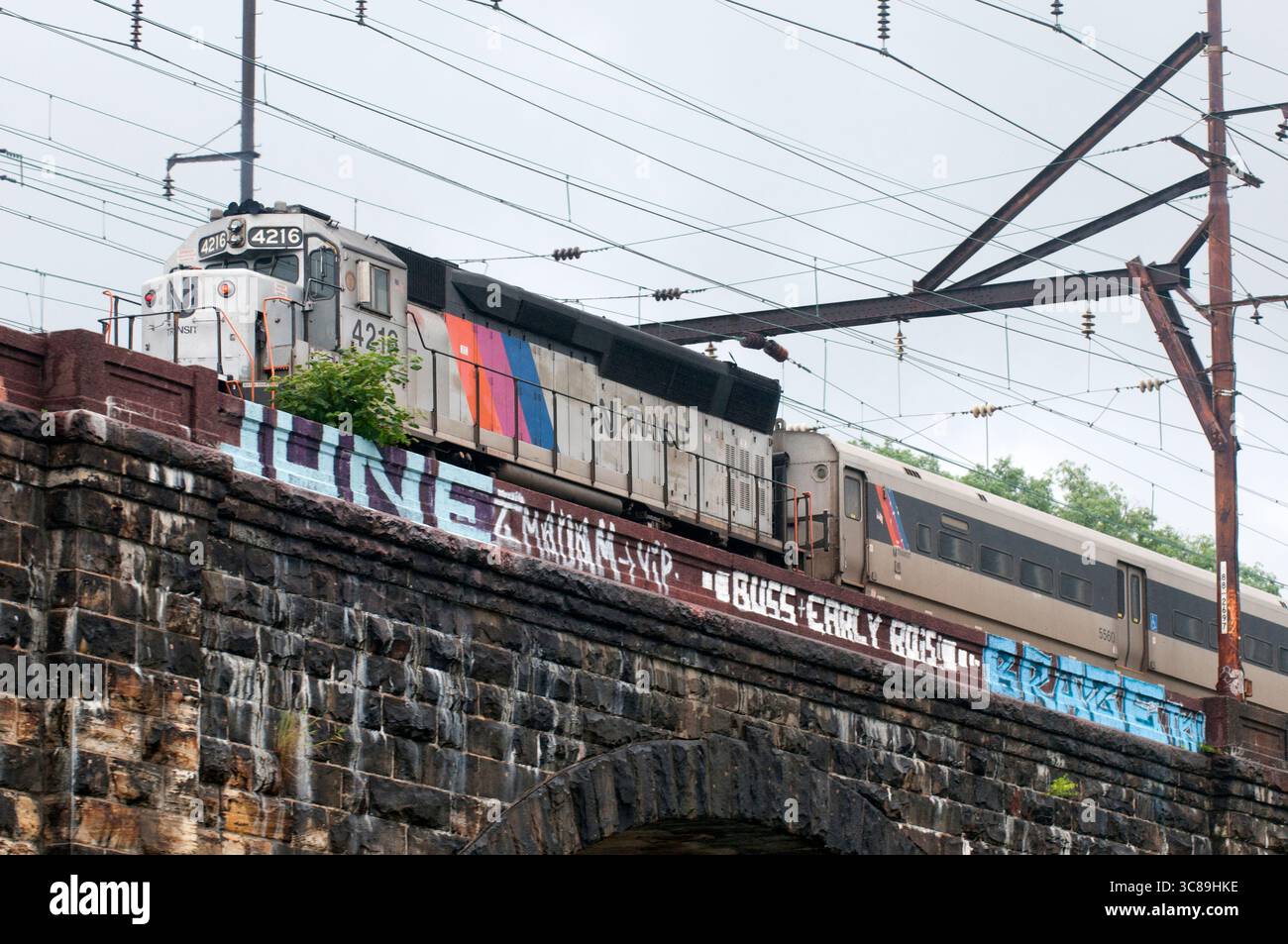 Un train du NJ transit traverse le pont ferroviaire reliant la rivière Schuylkill à Philadelphie. Banque D'Images