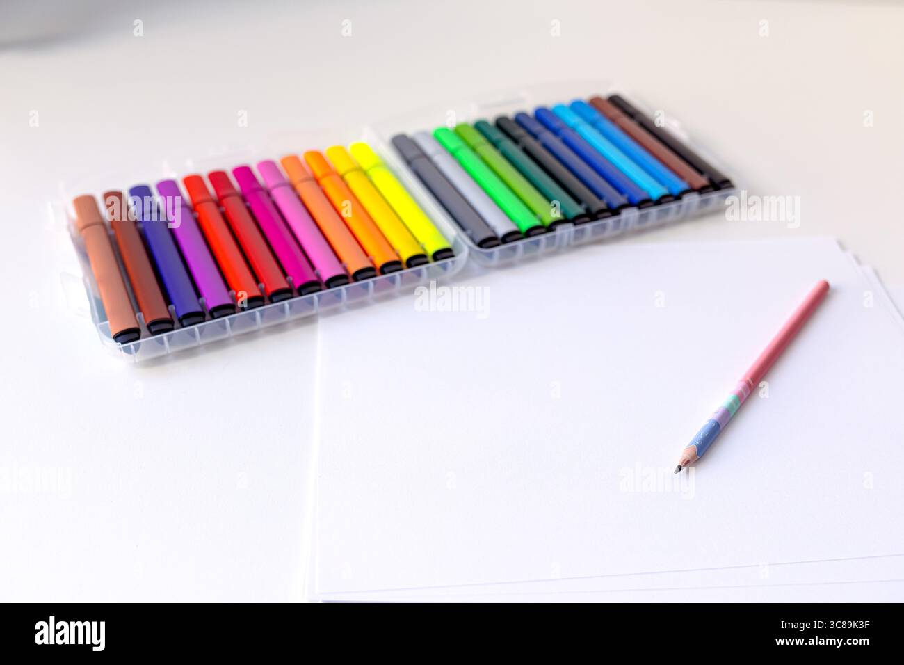 Ensemble de marqueurs multicolores dans un emballage sur un fond transparent. retour à l'école, fournitures scolaires Banque D'Images