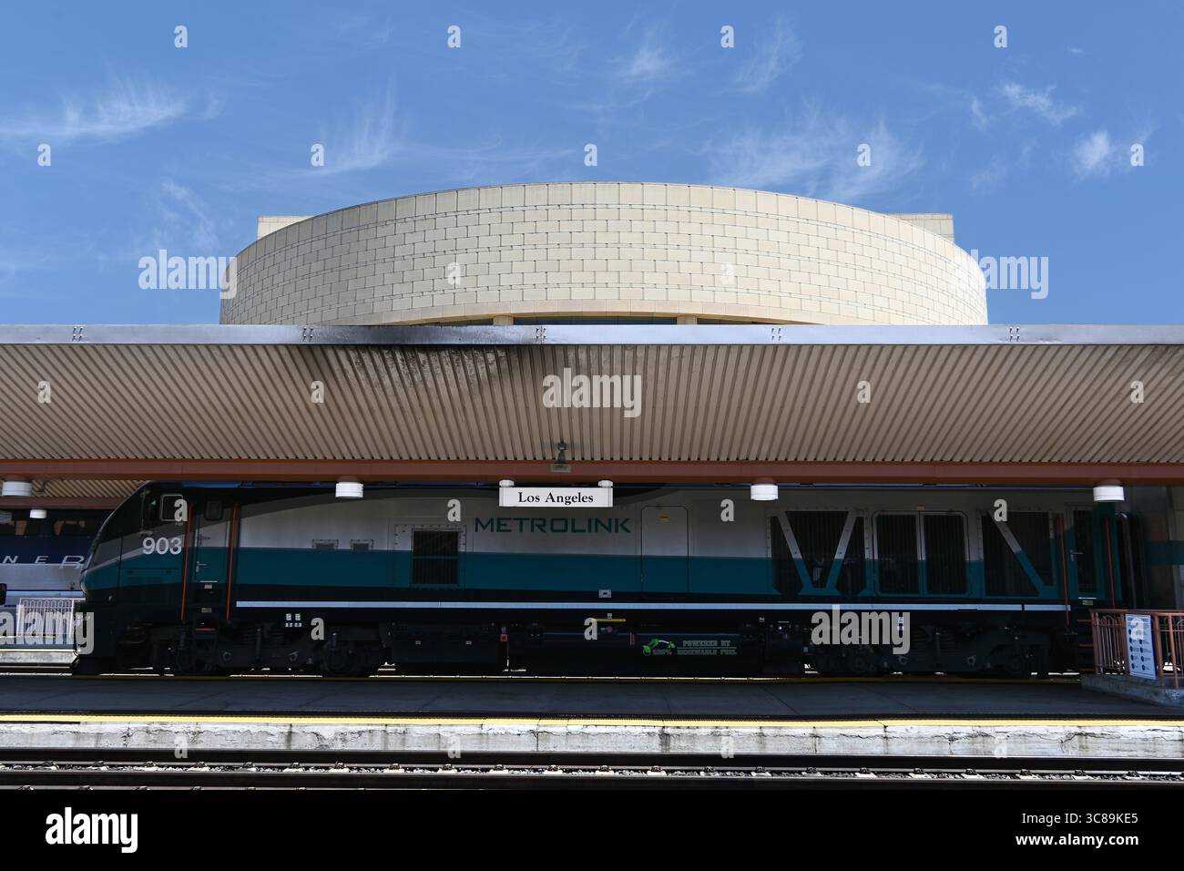 LOS ANGELES, CALIFORNIE - 30 JUILLET 2025 : train Metrolink sur le quai de Union Station dans le centre-ville DE LOS ANGELES. Banque D'Images