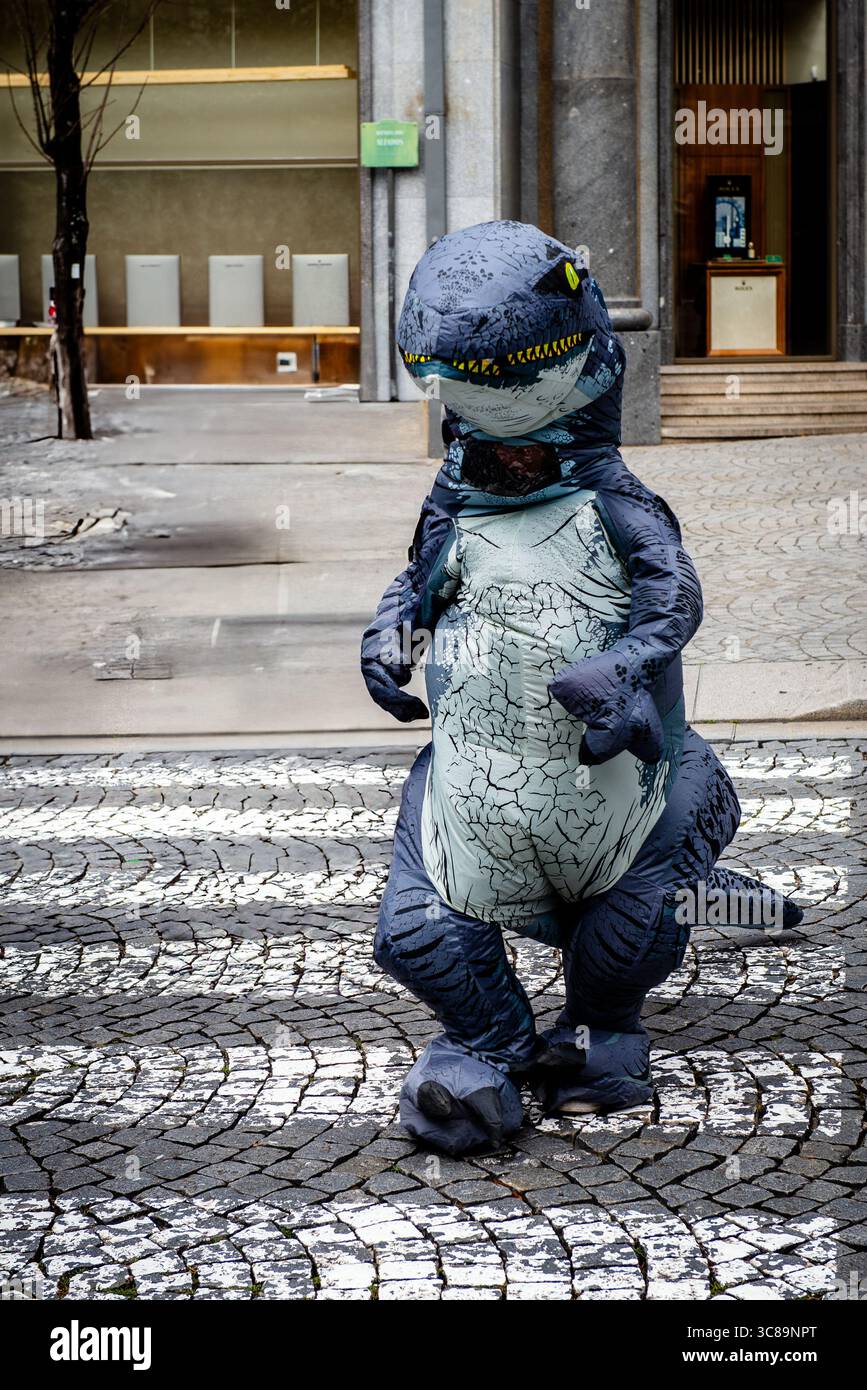 Personne en costume de dinosaure se produisant sur City Street (Porto, Portugal) Banque D'Images